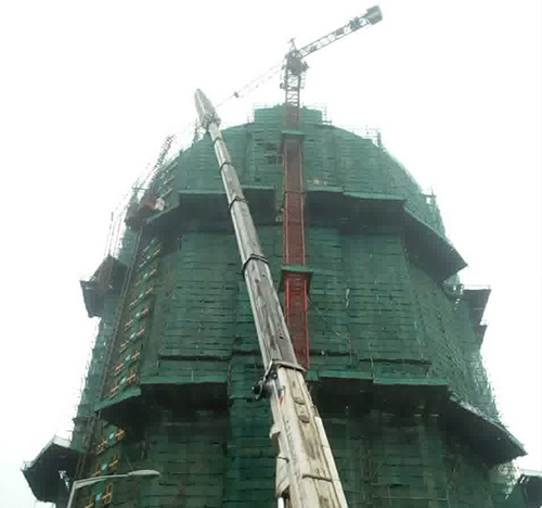 太原吊车在工地上作业